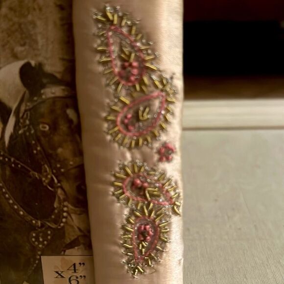 New View handmade embroidered and jewel detailed satin 4x6 picture NWT - Picture 2 of 5